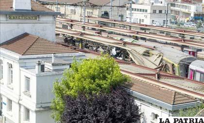 Vista del tren que descarriló ayer en las afueras de París