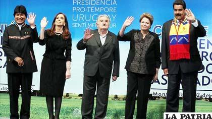 De izq. a der., presidentes de Bolivia, Evo Morales; Argentina, Cristina Fernández; Uruguay, José Mujica; Brasil, Dillma Rousseff y Venezuela, Nicolás Maduro