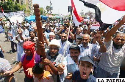 Partidarios del presidente Mohamed Mursi cantan eslóganes durante una manifestación frente a la mezquita Rabaa al-Adawiya de El Cairo