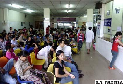 Sala de espera de un hospital de Ho Chi Minh, al sur de Vietnam. Médicos y enfermeros vietnamitas completan sus escasos salarios en los hospitales públicos, a menudo por debajo de 200 dólares, con sobornos de los pacientes que quieren saltarse las listas de espera u obtener una atención mejor