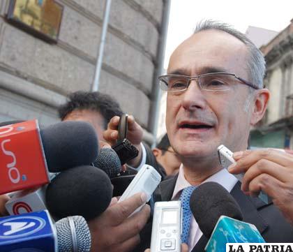 El embajador de España en La Paz, Ángel Vázquez, llegó hasta la Cancillería de Bolivia para entregar la carta expresando las disculpas
