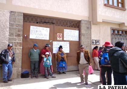 Protesta de los pobladores de Valle Chuquiña en puertas de las oficinas de Inti Raymi