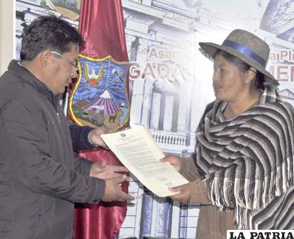 Senadora Camargo entrega nombramiento de “Pueblo Milenario” al alcalde de Huari, Oscar Choque