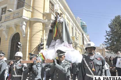 Militares llevaron en andas la imagen de la Virgen del Carmen, Patrona de Bolivia