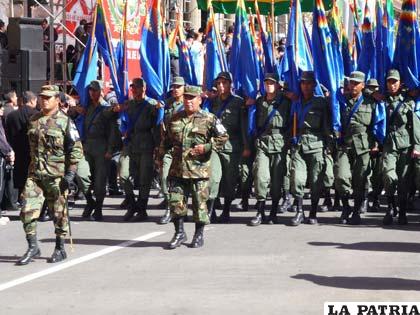 Militares rindieron homenaje a los 204 años de La Paz
