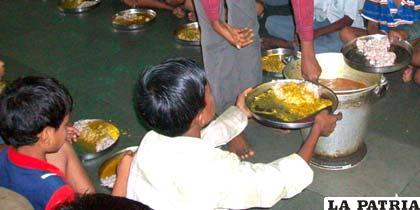 Mueren ocho niños por consumir  alimentos en mal estado, en India