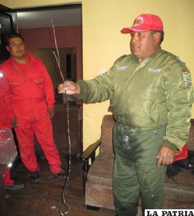 El sargento Edwin Gonzales muestra el cable que originó el incendio