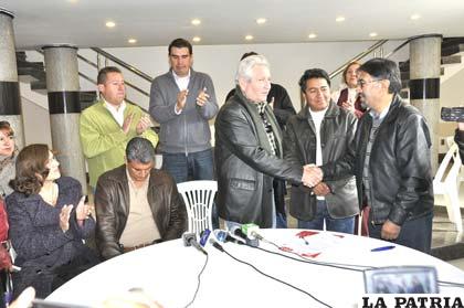 Militantes del partido Movimiento Demócrata en Oruro