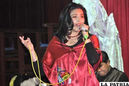 Rosario Peredo le cantó al amor y a Bolivia en un buen espectáculo