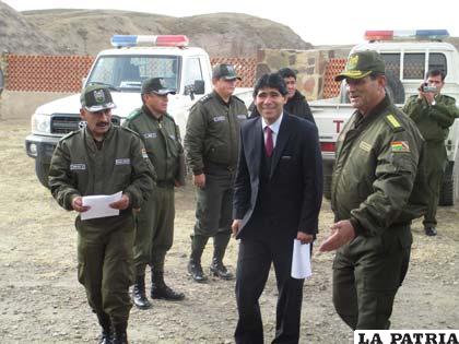 El viceministro Pérez (medio) junto al general Aracena (der) y el comandante de la Policía de Oruro, coronel Quiroga (izq)