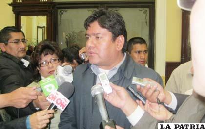 El diputado opositor, Mauricio Muñoz, considera que más del 50 por ciento de los bolivianos no están de acuerdo con el autoritarismo