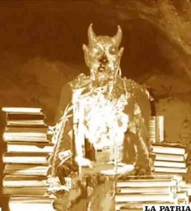 El Tío de la mina en su trono de libros