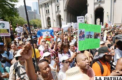 Miles de manifestantes asisten a la vigilia “Justicia para Trayvon” en la jefatura de la Policía de Nueva York, EE.UU.