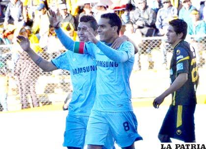 Cardozo y Ferreira celebran uno de los dos goles que le dieron la victoria al cuadro “celeste”