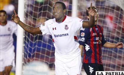 Luis Tejada, festeja tras anotar un gol