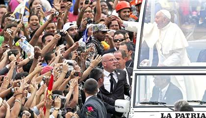 El Primer Papa latinoamericano interactuó con su pueblo concentrado en las calles de Río de Janeiro