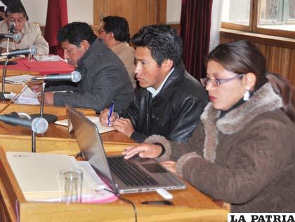 Evelín Fernández, Geogran Quispe y Ricardo Gutiérrez, tres de los concejales que no asistieron a la reunión