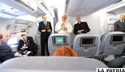 El Papa antes de aterrizar en Río de Janeiro habló con un grupo de periodistas