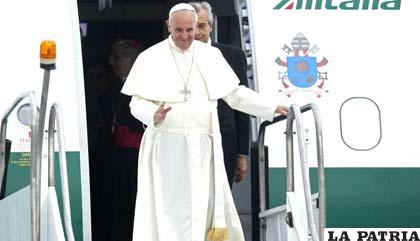 El Pontífice argentino baja del avión para pisar suelo brasileño