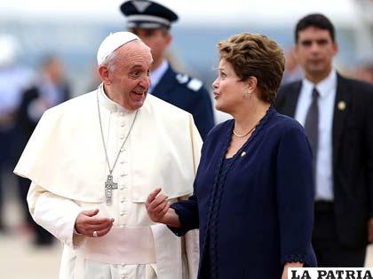 Papa Francisco junto a Dilma Rousseff presidenta de Brasil