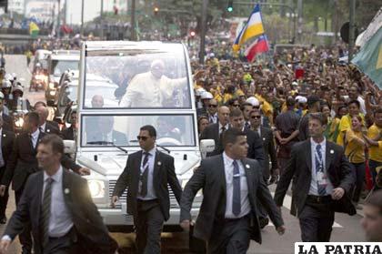 El primer Papa latinoamericano saludó en todo su recorrido por calles cariocas