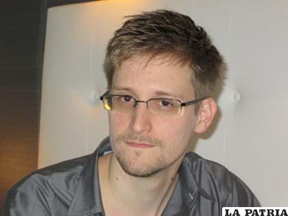 Edward Snowden, espera en zona de tránsito en Rusia