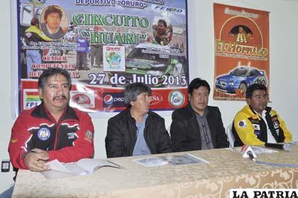Dirigentes del automovilismo junto a Edgar Sánchez (centro), patrocinador de la competencia