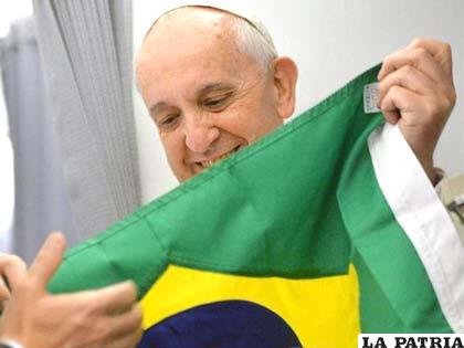 Papa Francisco con la bandera brasileña