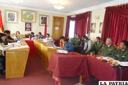 Autoridades policiales de Oruro en sesión del Concejo Municipal