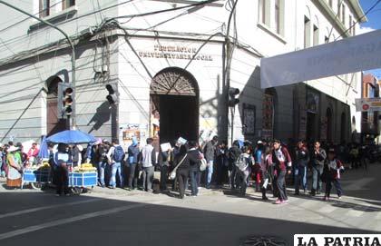 La larga fila de estudiantes dobló la esquina de las calles 6 de Octubre y Cochabamba