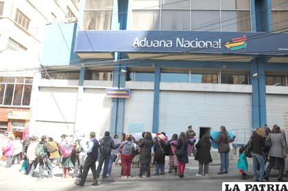 Grupo de personas protestan en la puerta de la Aduana exigiendo sus encomiendas