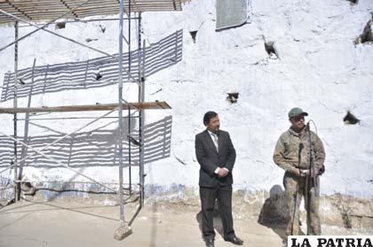 Detrás del oficial mayor (izq.) y del artista Carlos Ponce (der.), el muro que muy pronto tendrá color