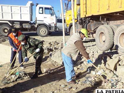 Ayer funcionarios y autoridades de varias instituciones limpiaron en el sector del Tagarete