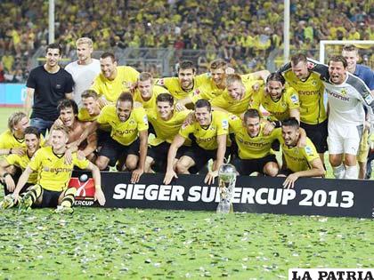 La copa al centro de los jugadores del Borussia Dortmund