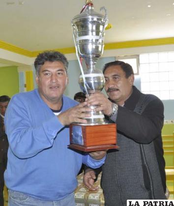 Arellano entrega el trofeo al campeón