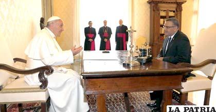 Papa Francisco reunido con Mauricio Funes, presidente de El Salvador