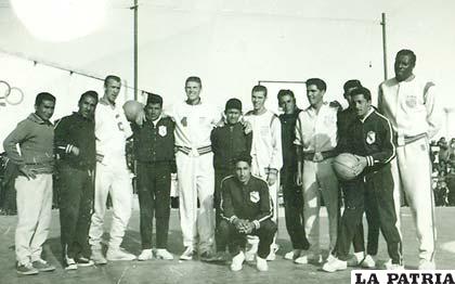 Integrantes de Huracán con parte de la selección norteamericana de básquetbol
