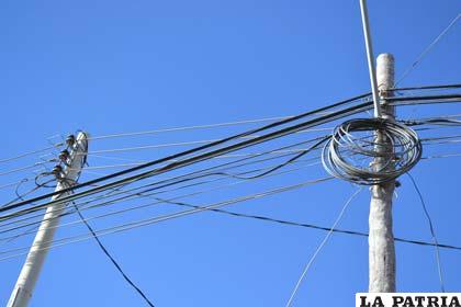 Cable de Coteor enrollado en postes de la Urbanización Santa Rosa