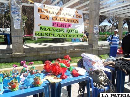 Trabajos realizados por no videntes que se expusieron en el parque de La Unión Nacional