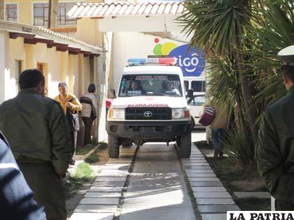 La ambulancia que transportó desde Challapata al sargento Copa ingresa a la Policlínica Oruro