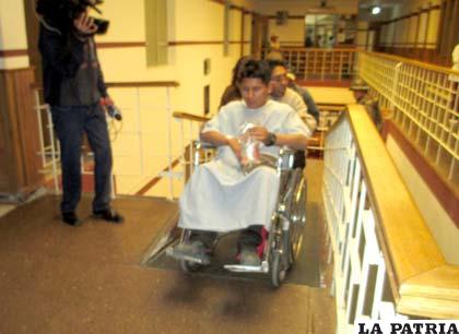 El subteniente es llevado en silla de ruedas a una de las habitaciones de internación