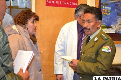 El comandante de Policía junto a personal administrativo en la Policlínica Oruro