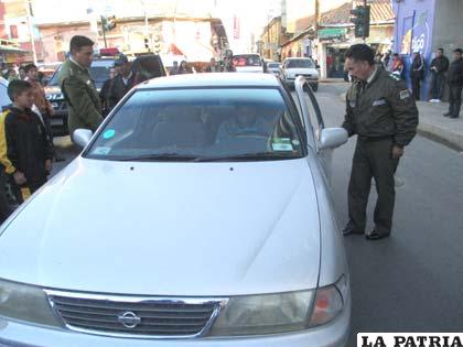 Un conductor es revisado por el comandante de Policía, coronel Carlos Quiroga