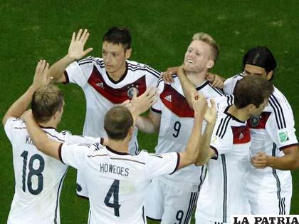 El festejo de los alemanes, Özil anotó el segundo gol