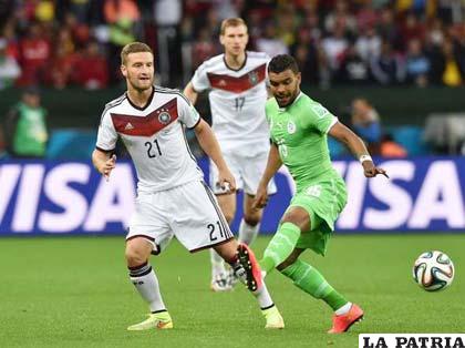 Mustafi disputa el balón con Soudani, de Argelia