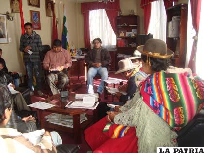 Vecinos de Socamani en reunión con el presidente del Concejo Municipal