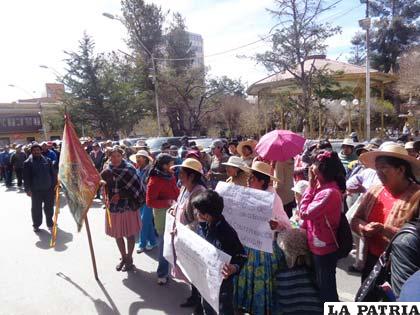 Vecinos protestaron contra la empresa OL-Bolivia
