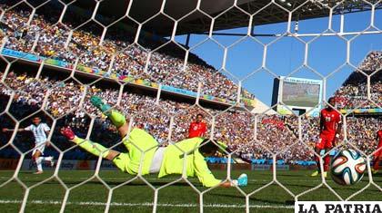 El gol para los argentinos, llegó en el minuto 117 por intermedio de Di María