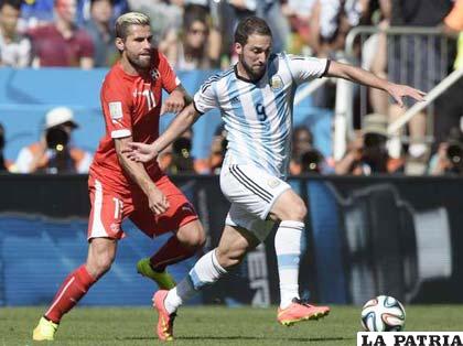 Higuaín, que no estuvo acertado, avanza con la pelota