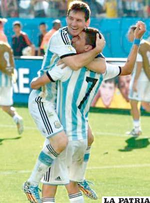 Di María y Messi celebran el gol